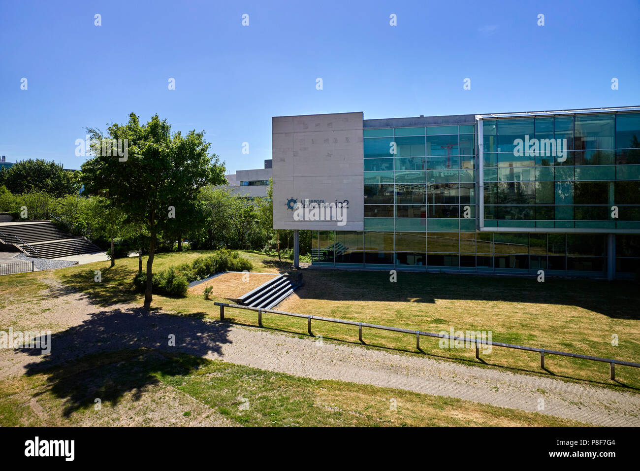 Liverpool science park ic2 edificio visto dall'adiacente cattedrale Foto Stock