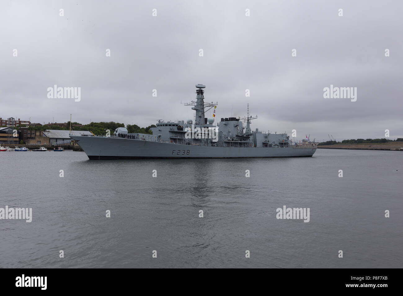 HMS Northumberland vela fuori del Fiume Tyne Foto Stock