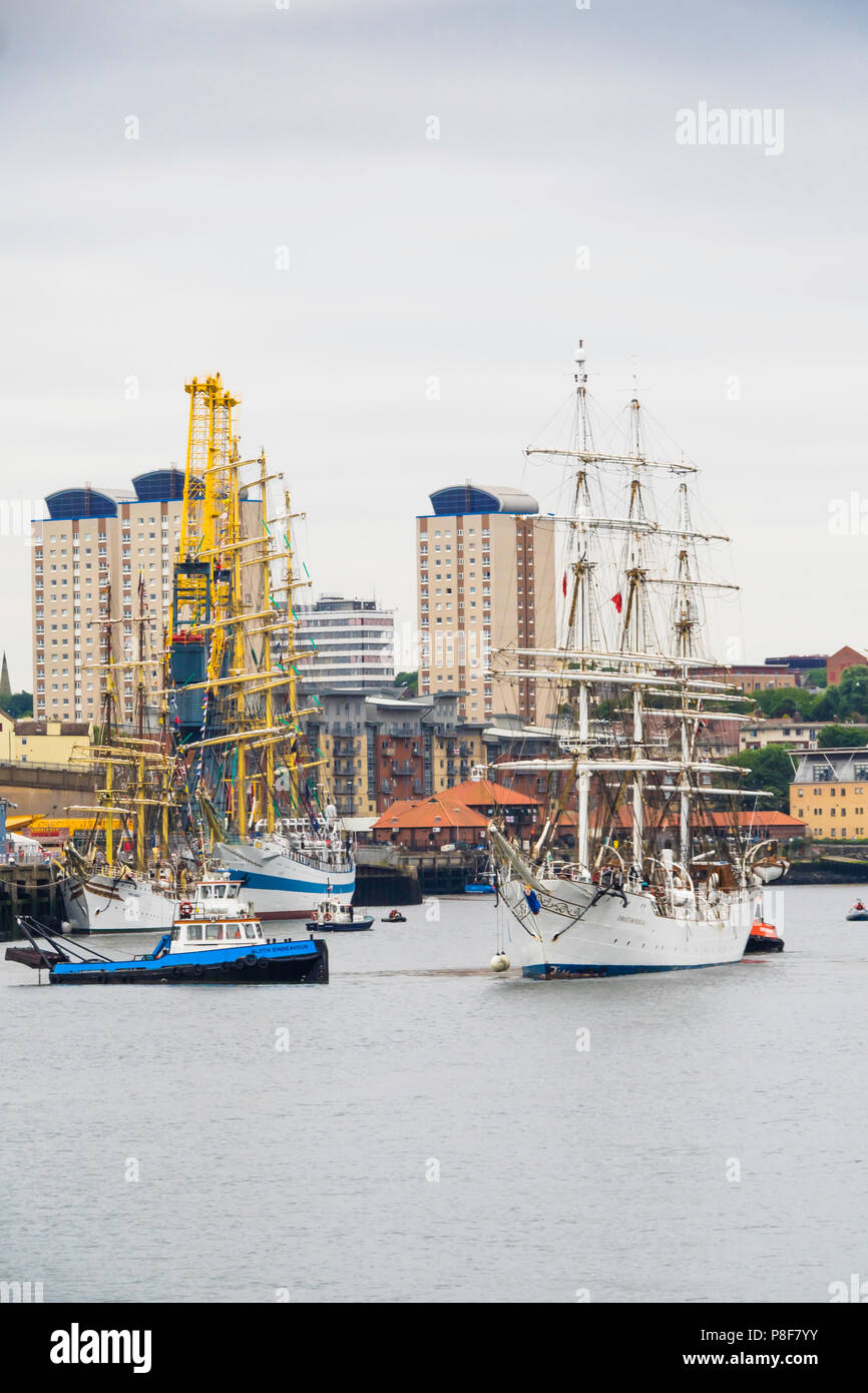 Il Norvegese piena truccate tre masted sail training ship Christian Radich arrivando in Roker Harbour Sunderland per la Tall Ships Race 2018 Foto Stock