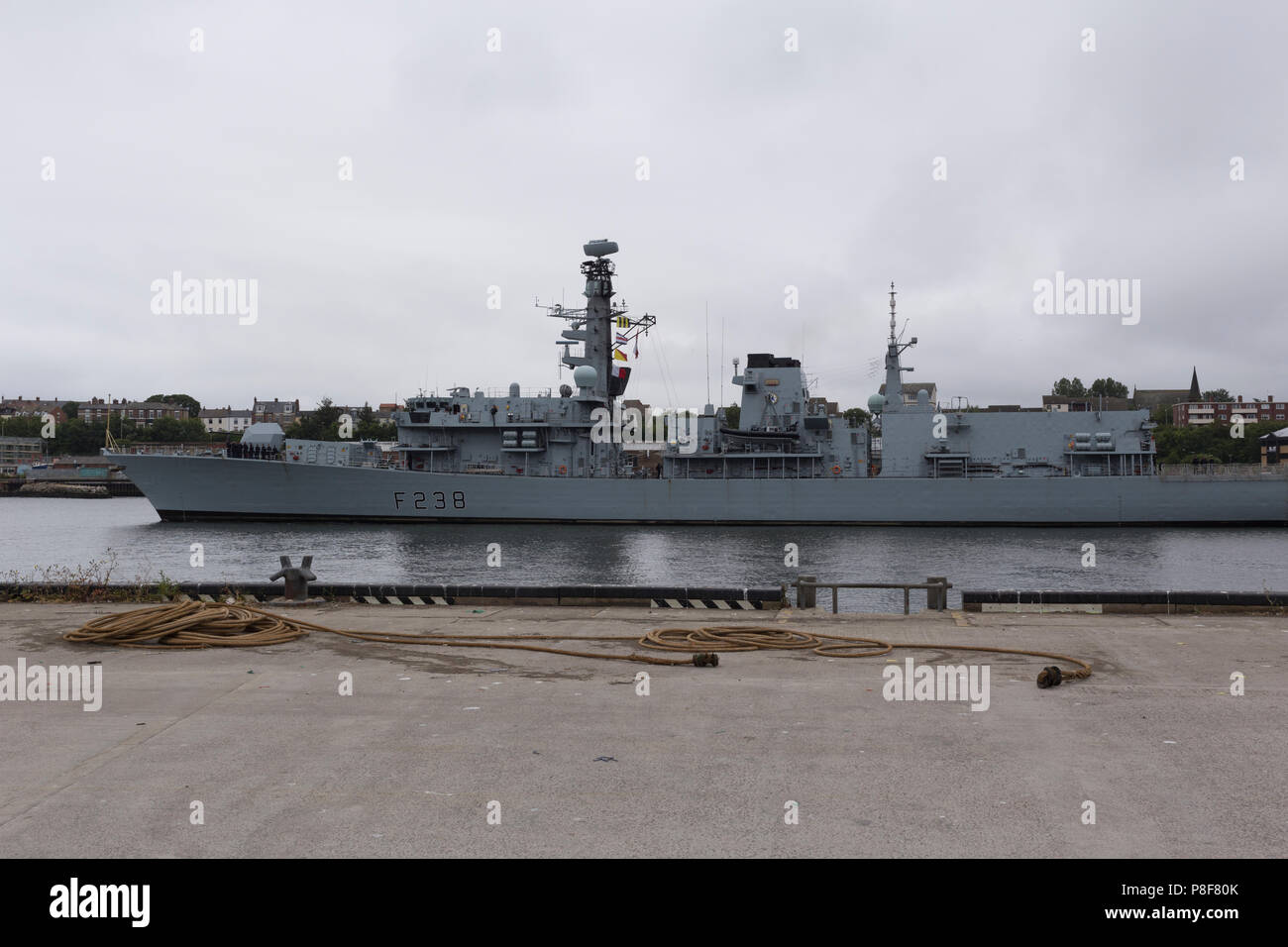 HMS Northumberland vela fuori del Fiume Tyne Foto Stock