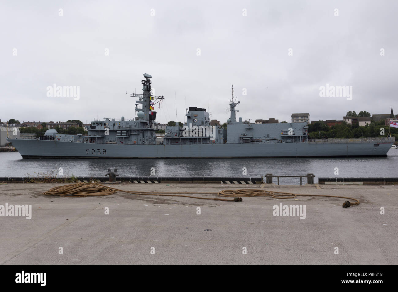 HMS Northumberland vela fuori del Fiume Tyne Foto Stock