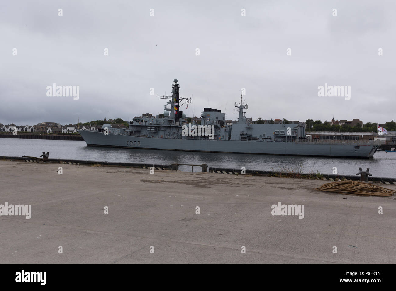 HMS Northumberland vela fuori del Fiume Tyne Foto Stock