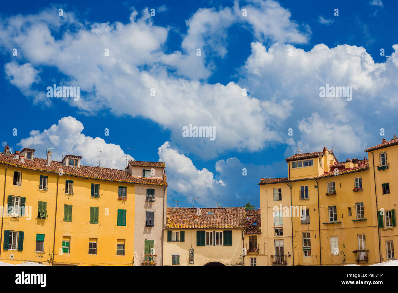 La famosa Piazza dell'Anfiteatro (Piazza Anfiteatro) nel centro storico di Lucca, con le case costruite sull'antica arena romana rovine Foto Stock