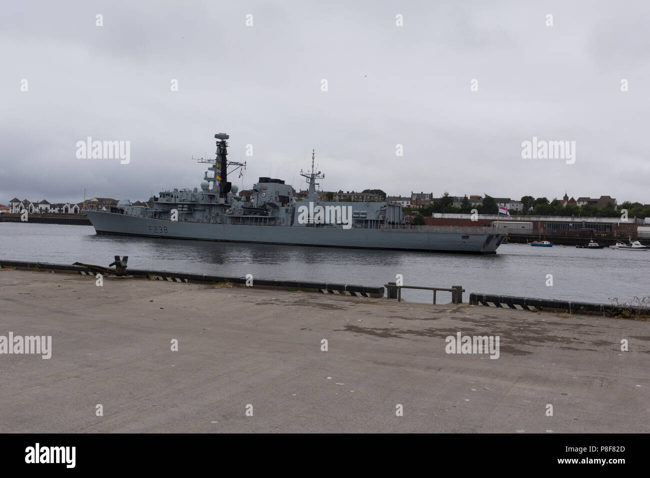 HMS Northumberland vela fuori del Fiume Tyne Foto Stock