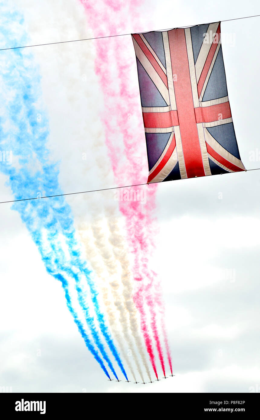 RAF 100 flypast, 10 luglio 2018. Circa 100 aeromobili appartenenti a tutte le epoche volare su Londra e verso il basso il Mall a Buckingham Palace per celebrare i cento anni di th Foto Stock