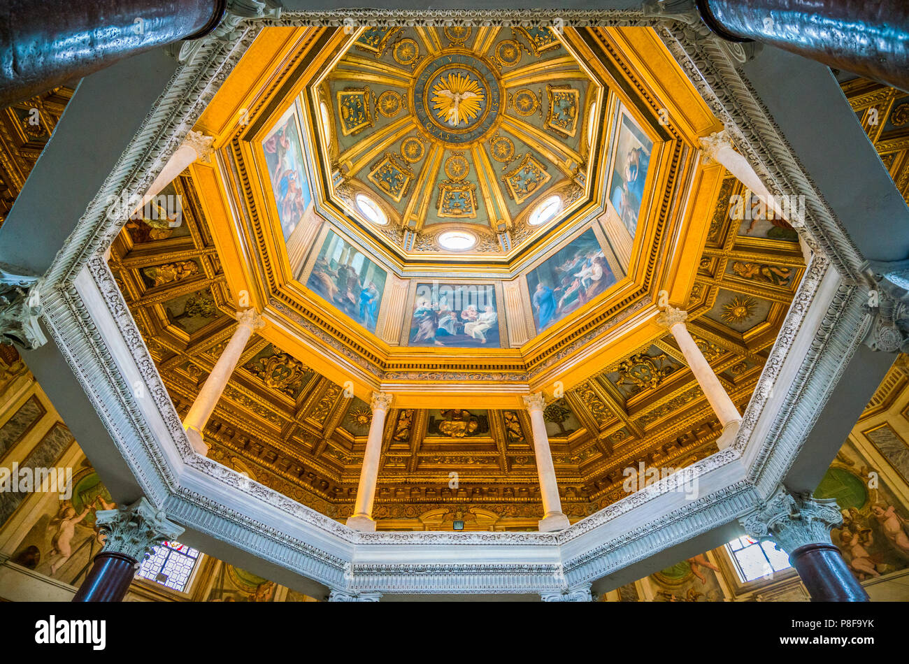 In laterano Battistero di San Giovanni in Fonte) vicino alla Basilica di San Giovanni in Roma, Italia. Foto Stock