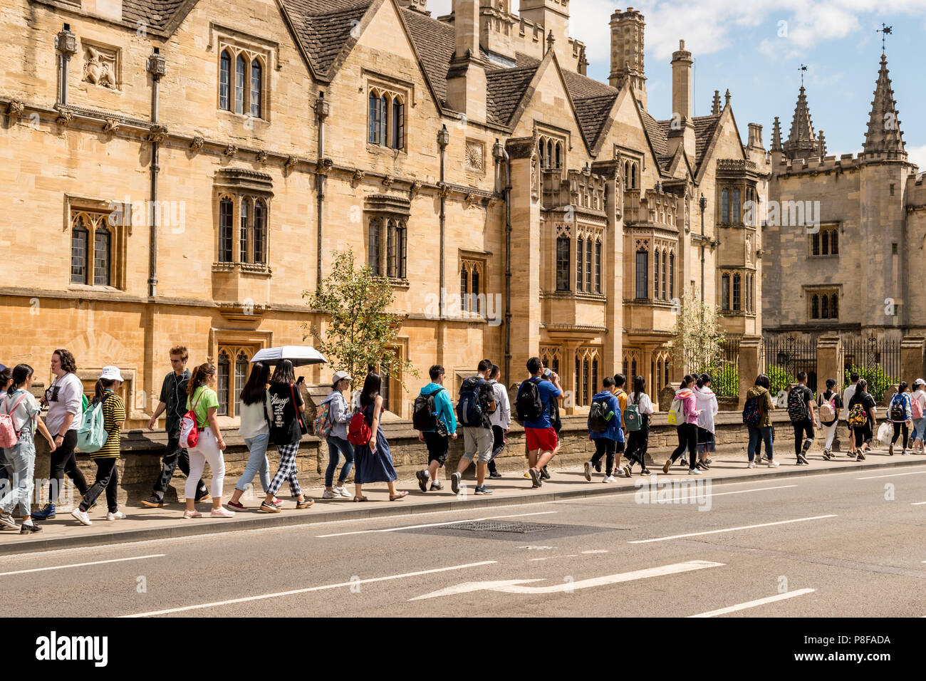 Gli studenti stranieri e turisti oltrepassando il Magdalen College di Oxford in Inghilterra. Foto Stock