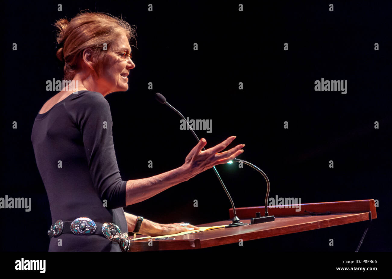 Gloria Steinem ha sorge in corrispondenza di un podio dando una lezione. Foto Stock