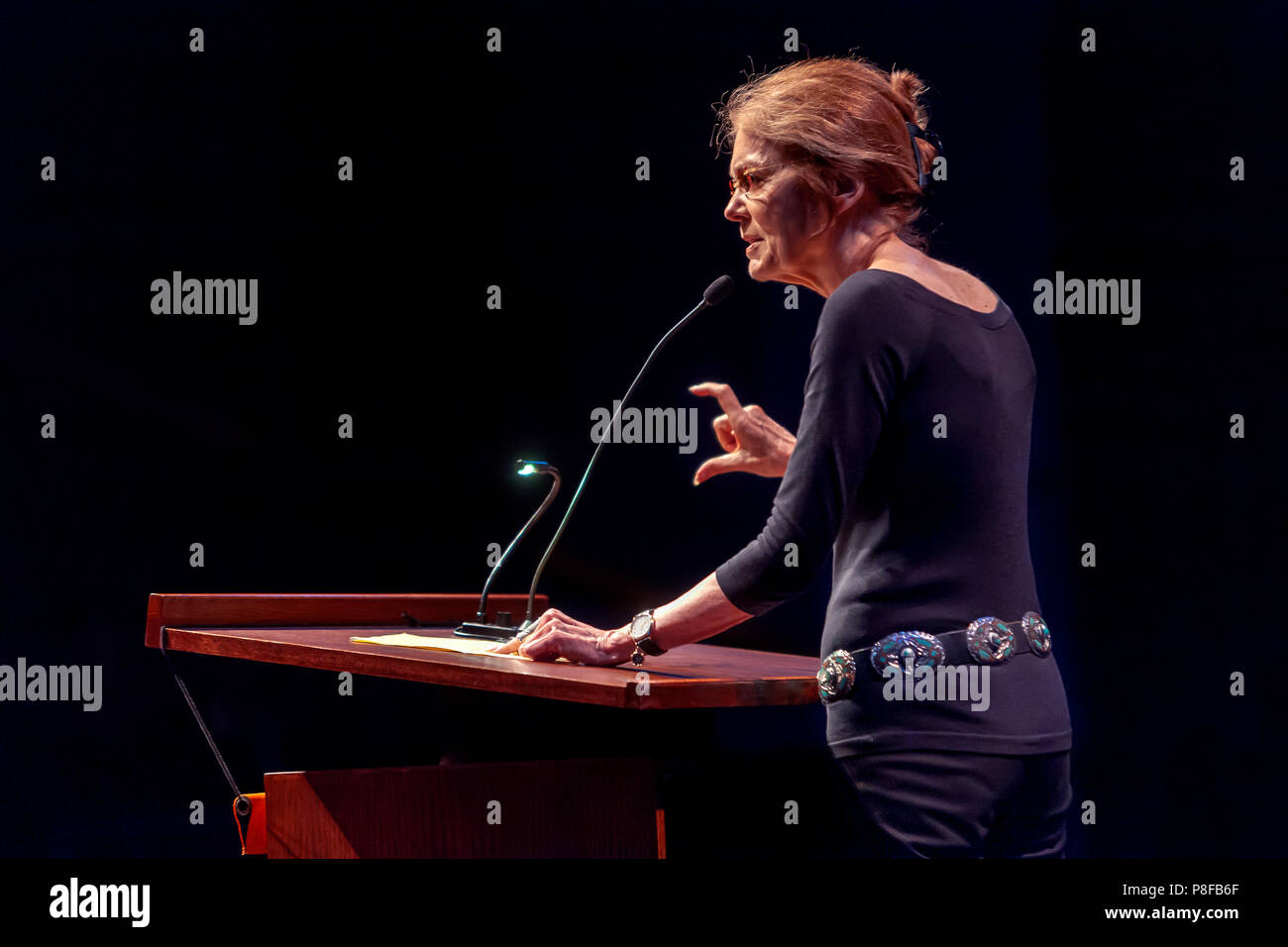 Gloria Steinem ha sorge in corrispondenza di un podio dando una lezione. Foto Stock