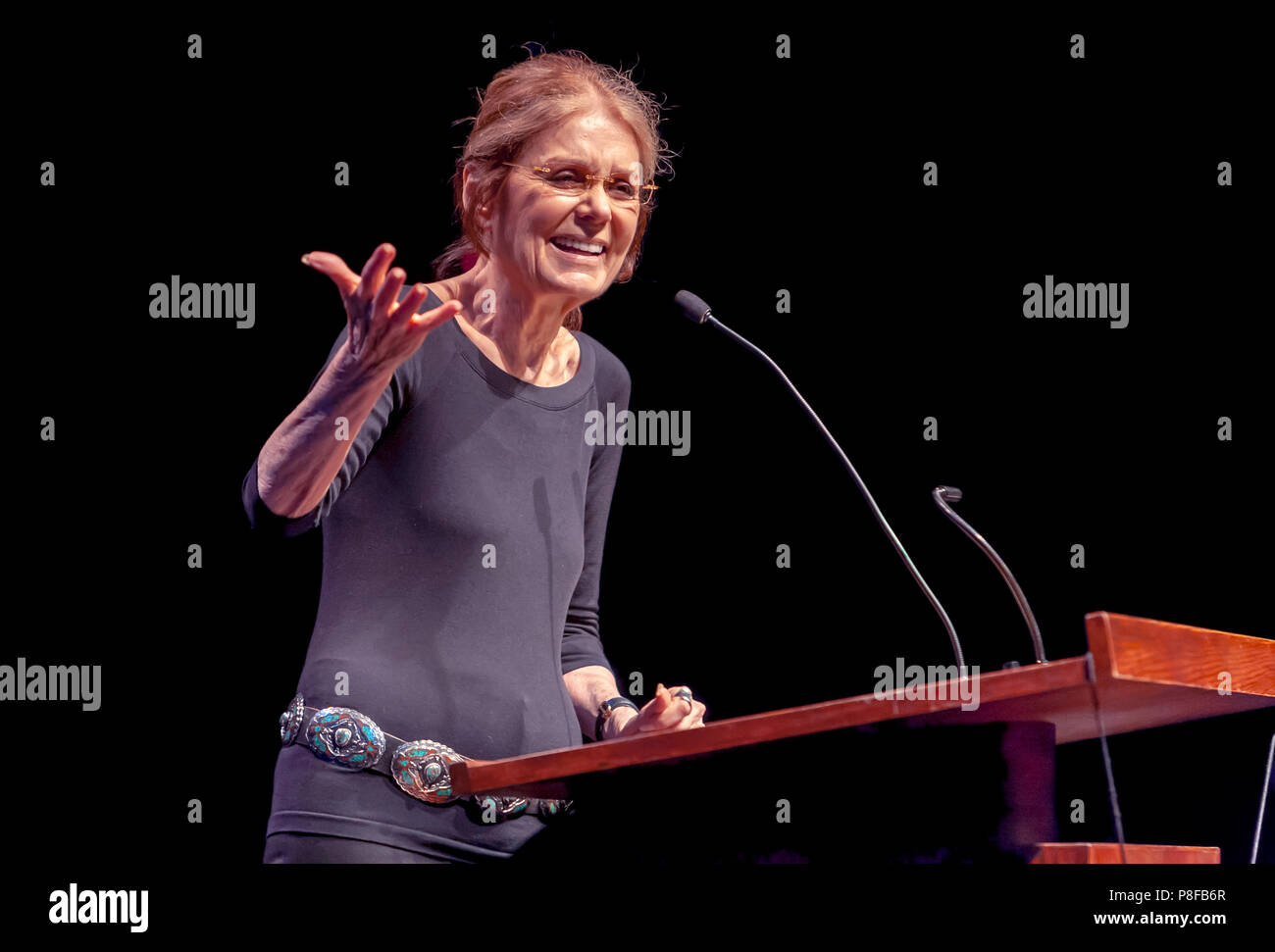 Gloria Steinem ha sorge in corrispondenza di un podio dando una lezione. Foto Stock