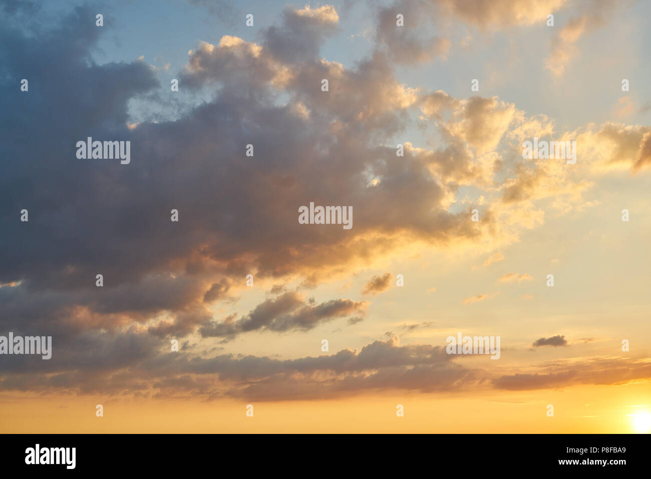 Tramonto in serata con grandi nuvole nel cielo Foto Stock