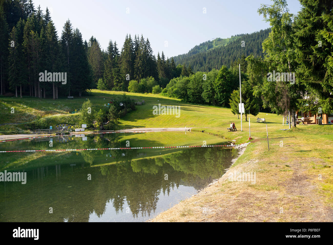 Lac des Ecoles, un lago balneabile di Les Gets Haute-Savoie Portes du Soleil Francia Foto Stock