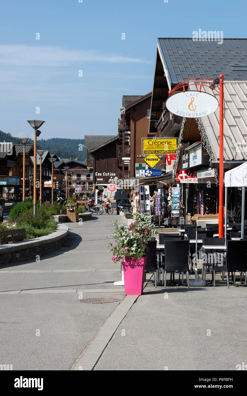 La bella stazione sciistica città di Les Gets con stile Chalet e architettura in estate vicino a Morzine Alta Savoia Portes du Soleil Francia Foto Stock