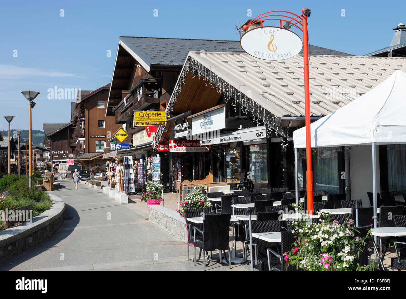 La bella stazione sciistica città di Les Gets con stile Chalet e architettura in estate vicino a Morzine Alta Savoia Portes du Soleil Francia Foto Stock