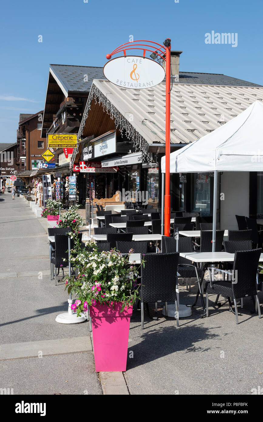 La bella stazione sciistica città di Les Gets con stile Chalet e architettura in estate vicino a Morzine Alta Savoia Portes du Soleil Francia Foto Stock