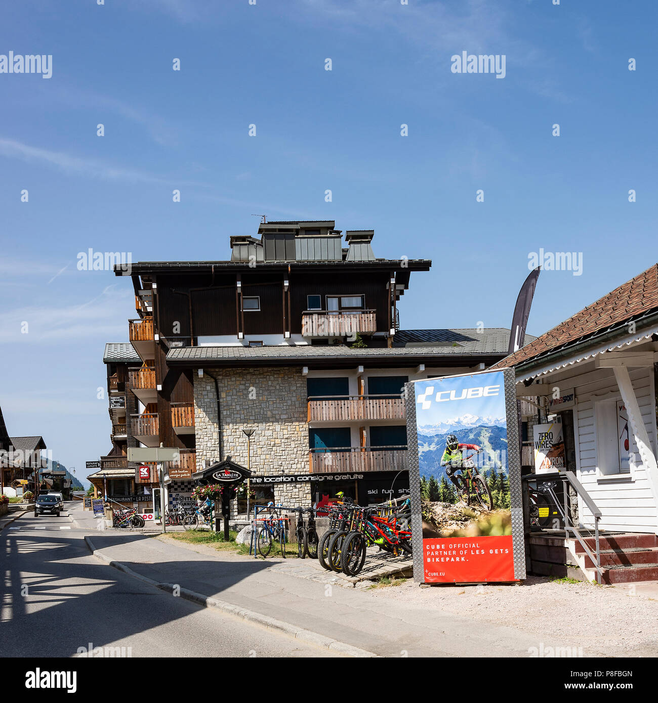 La bella stazione sciistica città di Les Gets con stile Chalet e architettura in estate vicino a Morzine Alta Savoia Portes du Soleil Francia Foto Stock