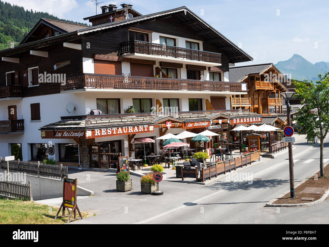 La bella stazione sciistica città di Les Gets con stile Chalet e architettura in estate vicino a Morzine Alta Savoia Portes du Soleil Francia Foto Stock