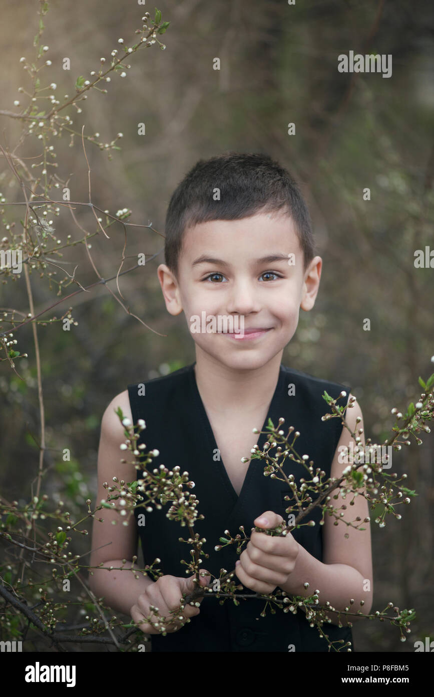 Ritratto di un ragazzo sorridente in piedi nel giardino, Bulgaria Foto Stock