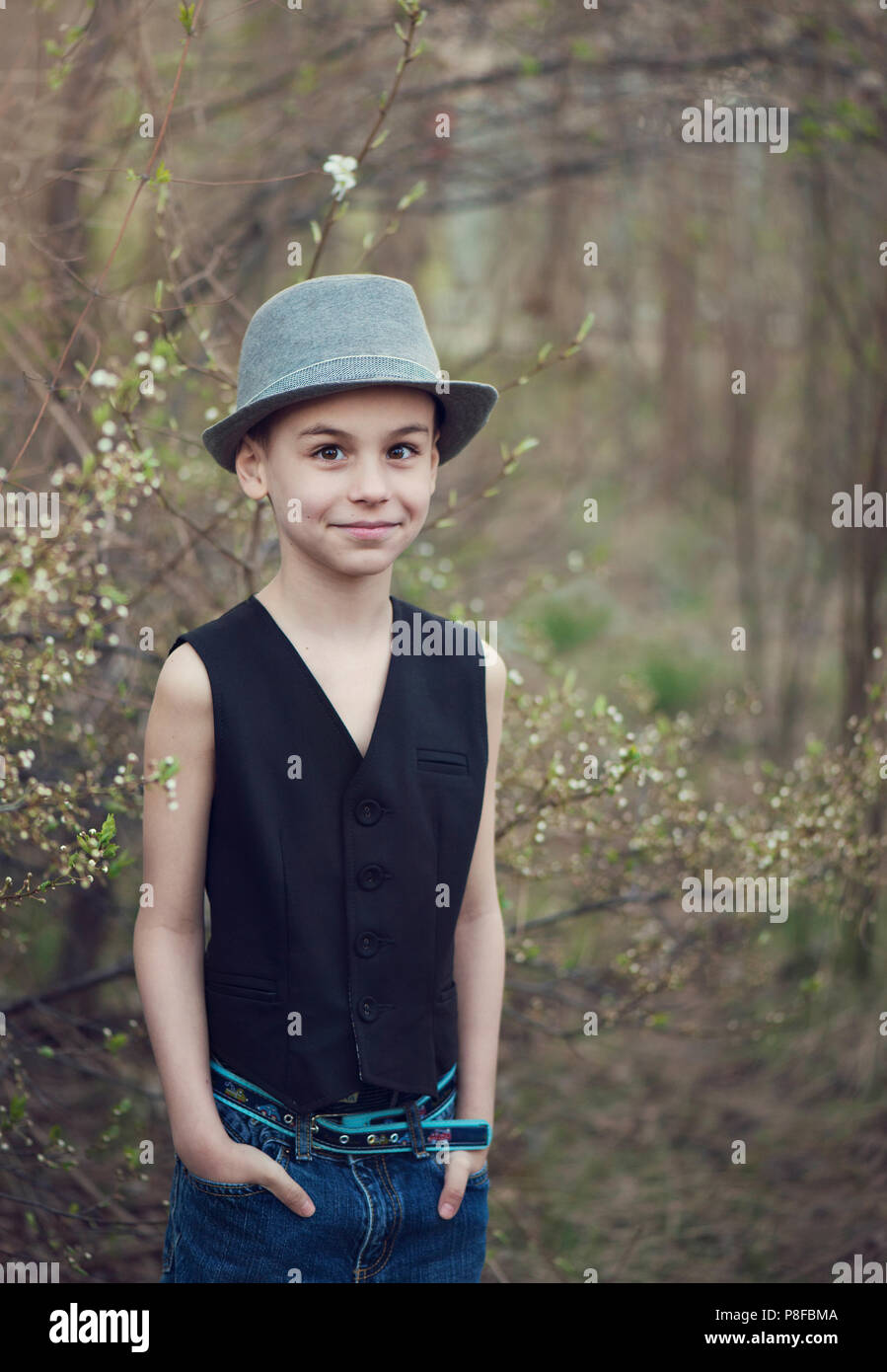 Ritratto di un ragazzo sorridente in piedi nel giardino, Bulgaria Foto Stock