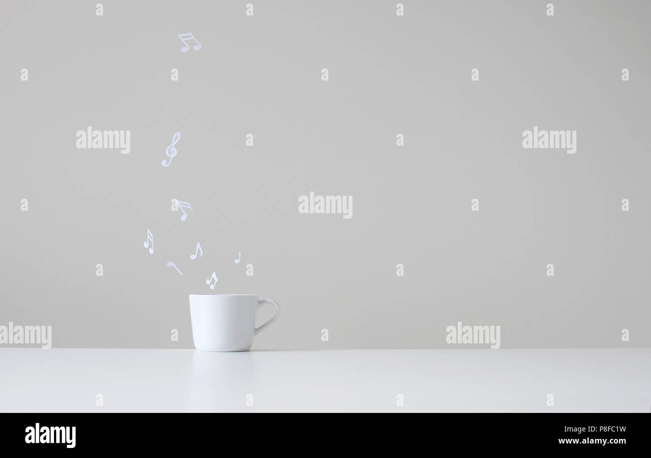 Musica concettuale flottante note dalla tazza bianca Foto Stock