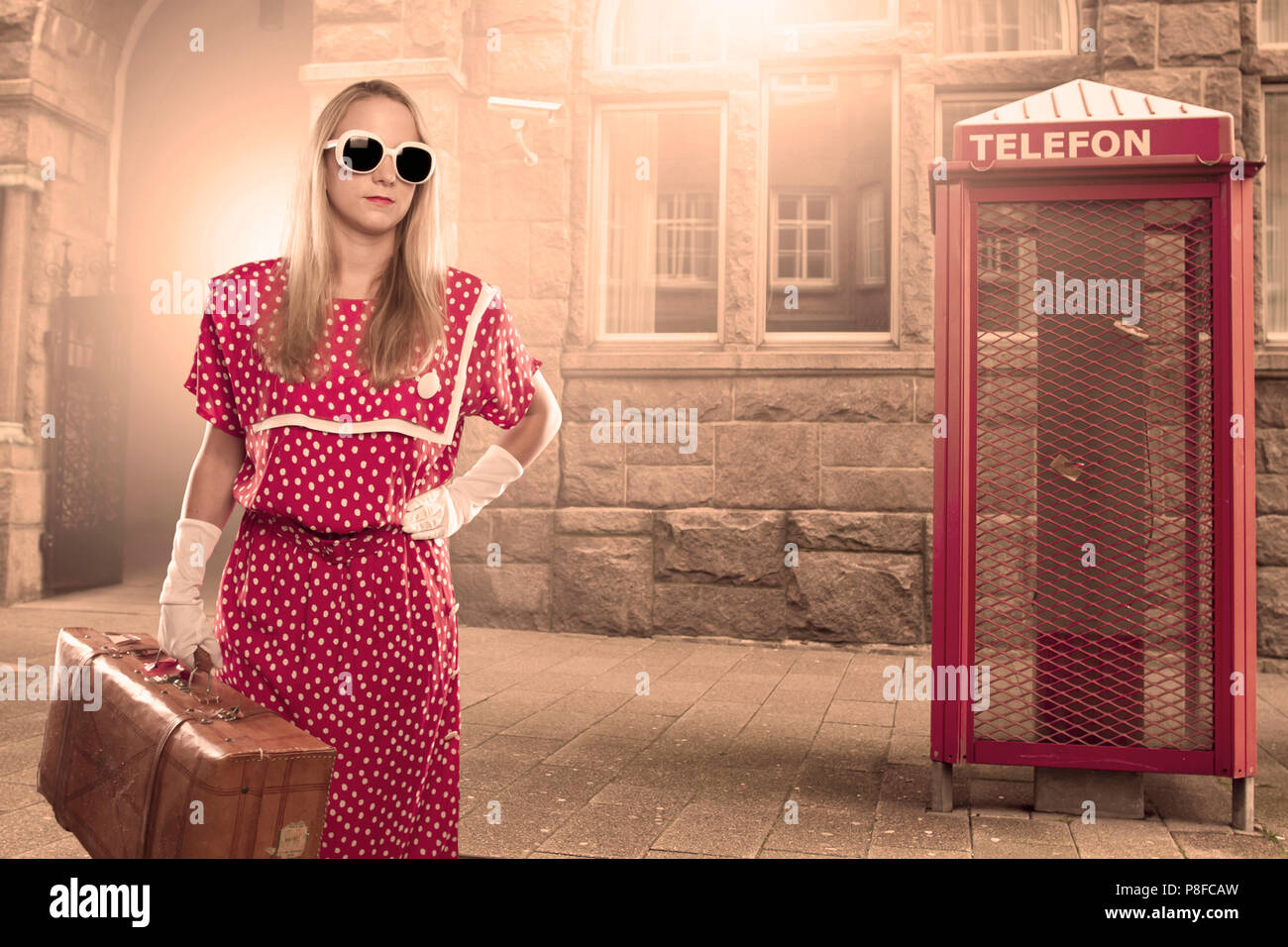Retro vintage anni sessanta anni settanta anni ottanta giovane ragazza bionda in abito rosso vecchio Foto Stock