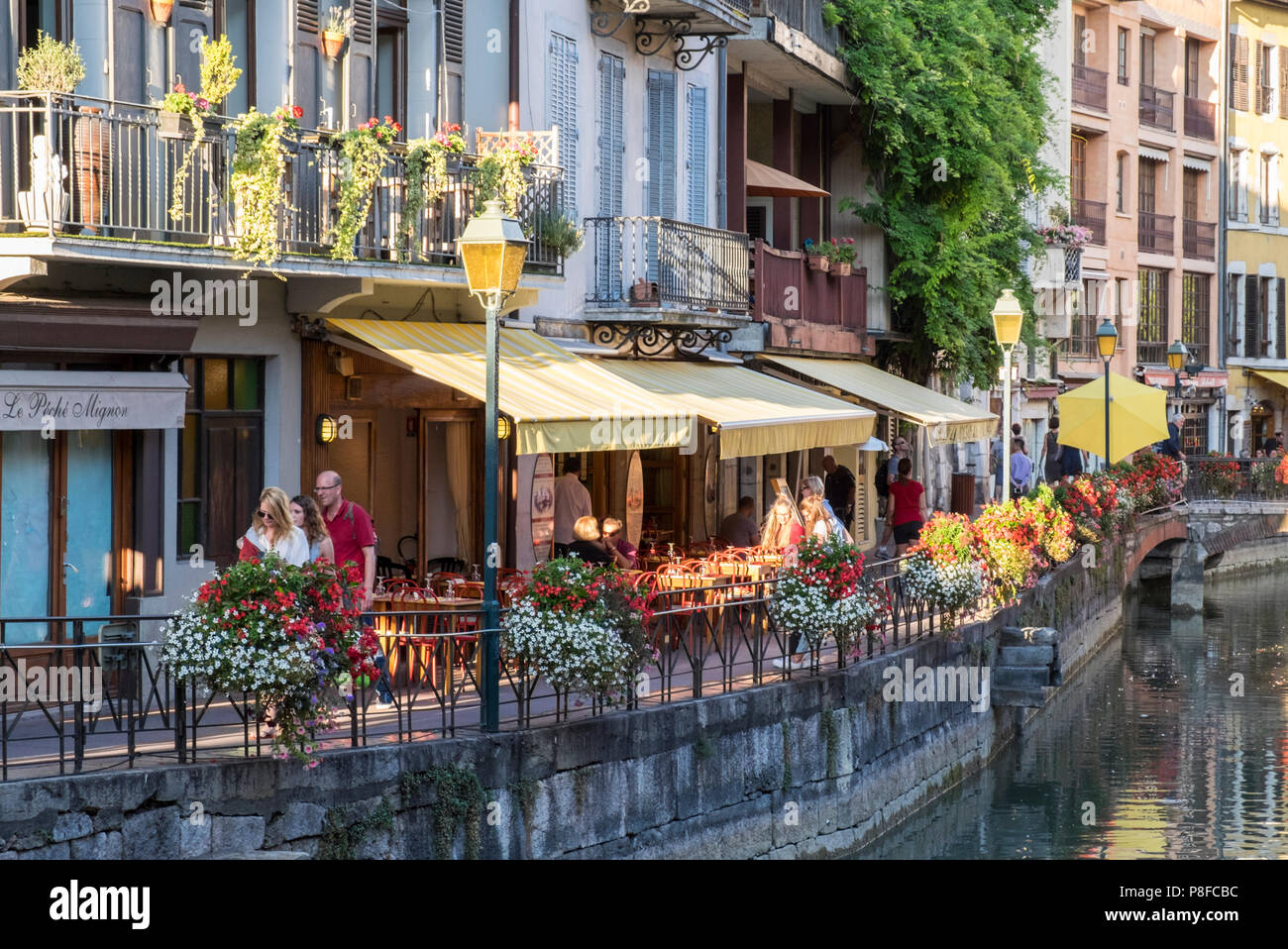 Lato lago percorso e ristoranti,Annecy, Alta Savoia, Francia Foto Stock