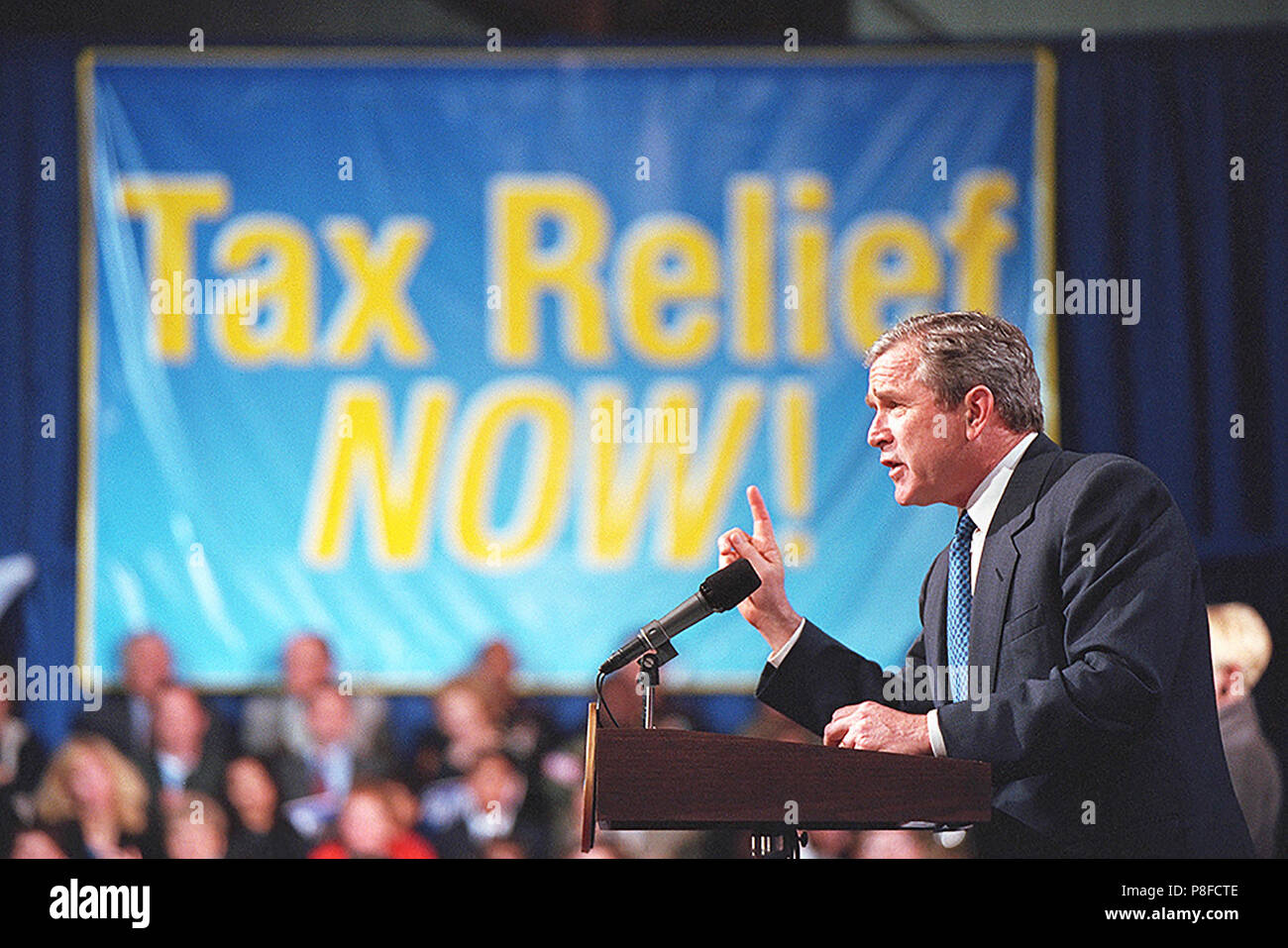 Il Presidente George W Bush offre un commento sullo sgravio fiscale Marzo 9, 2001 a Lafayette aeroporto regionale nel Lafayette, LA. Foto Stock