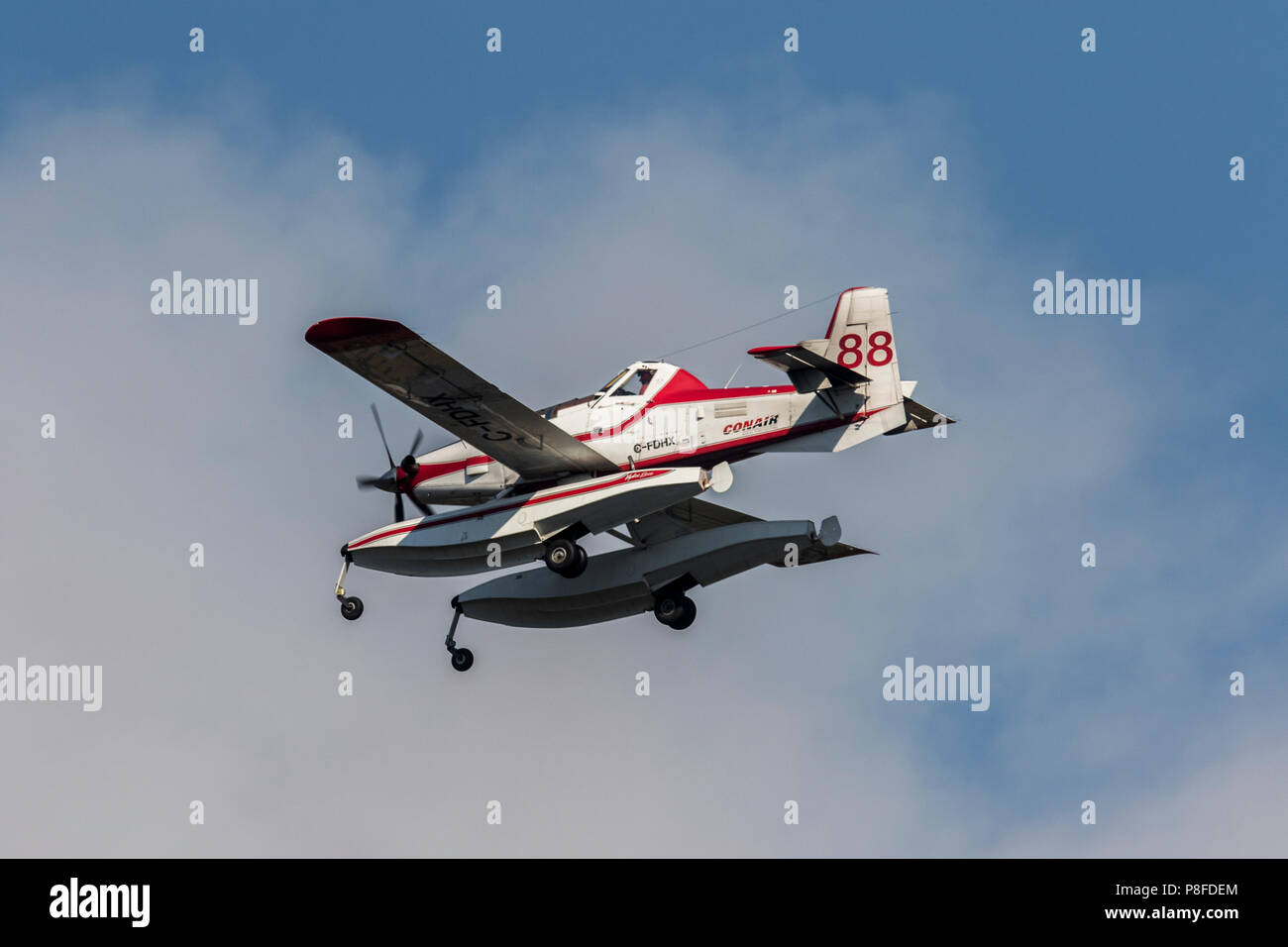 Piccolo trattore aria acqua aerei bombardieri, con letti galleggianti, combattendo firew vicino a Cranbrook, BC Foto Stock