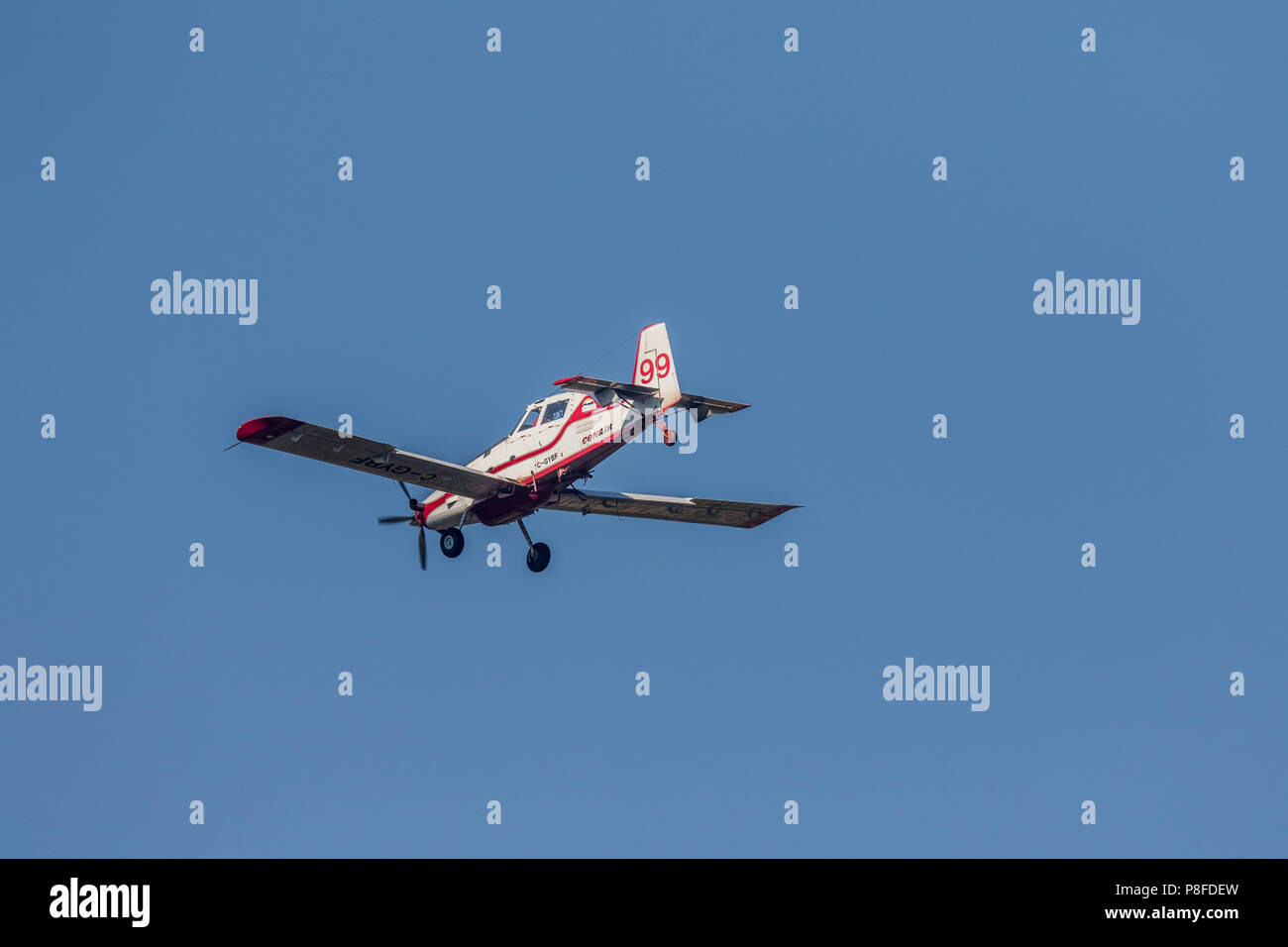 Piccolo trattore aria acqua aerei bombardieri, con letti galleggianti, combattendo firew vicino a Cranbrook, BC Foto Stock