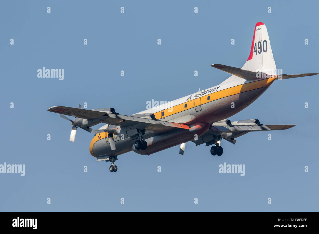 Lockheed L-188 Electra bombardieri ad acqua in volo a carico di caduta su BC forewt fire. Foto Stock