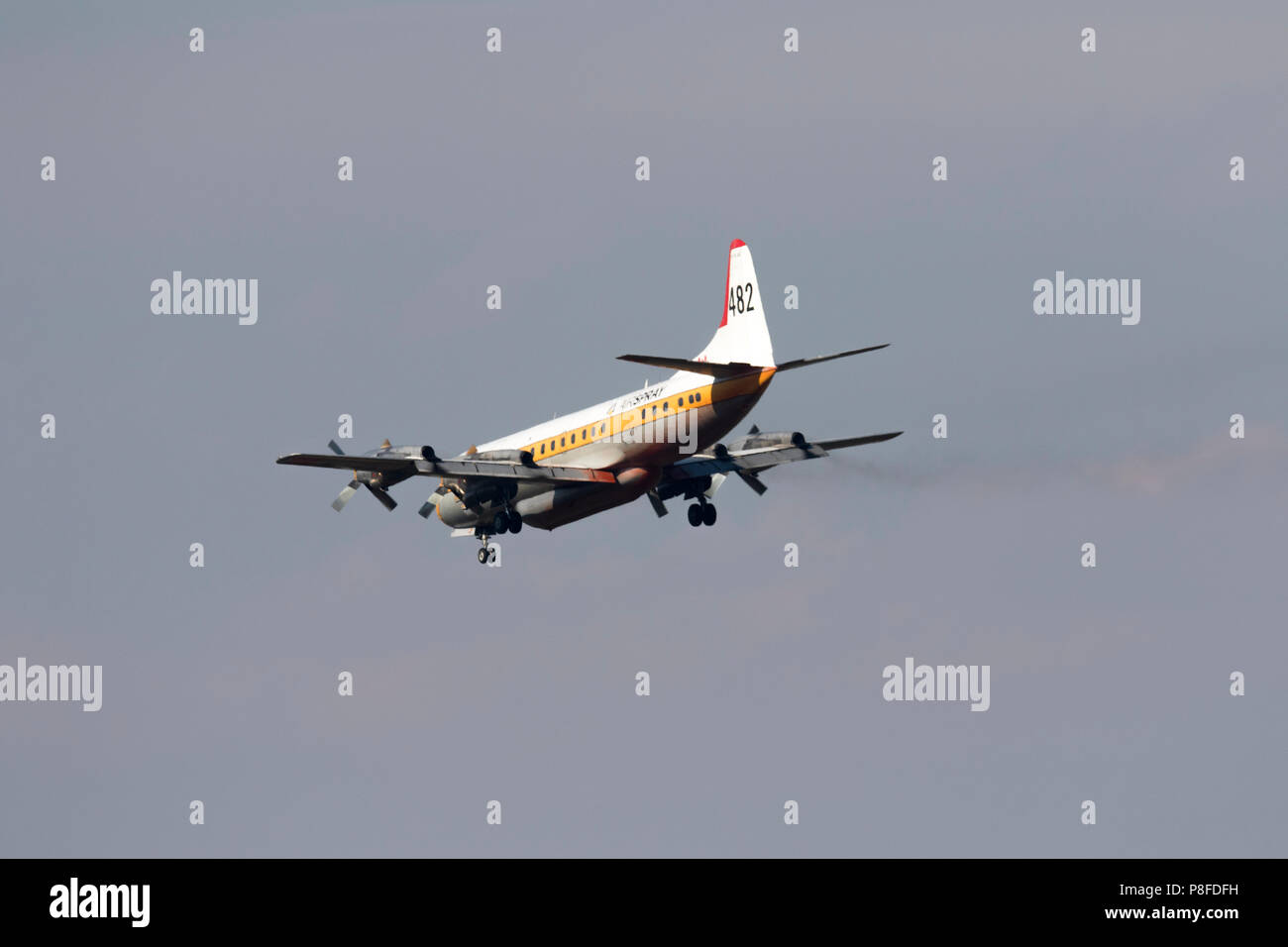 Lockheed L-188 Electra bombardieri ad acqua in volo a carico di caduta su BC forewt fire. Foto Stock