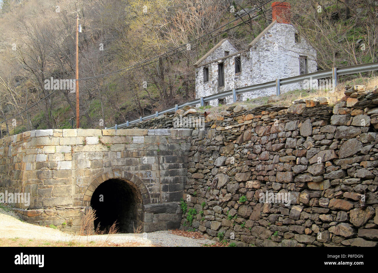 Serratura 33 della C&O Canal si trova di fronte al harpers Ferry alla base del Maryland altezze con il suo vecchio lockhouse alloggiamento una volta Salty Dog Tavern Foto Stock