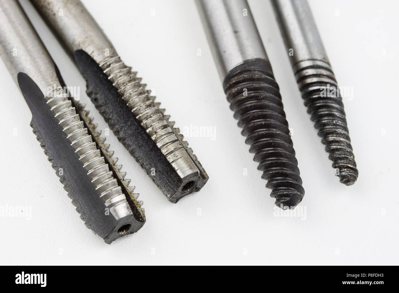 Dispositivo per la creazione di thread in una vite. Accessori per macchine utensili per la lavorazione di metalli. Sfondo bianco. Foto Stock