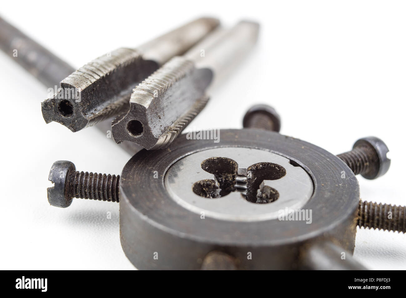 Dispositivo per la creazione di thread in una vite. Accessori per macchine utensili per la lavorazione di metalli. Sfondo bianco. Foto Stock