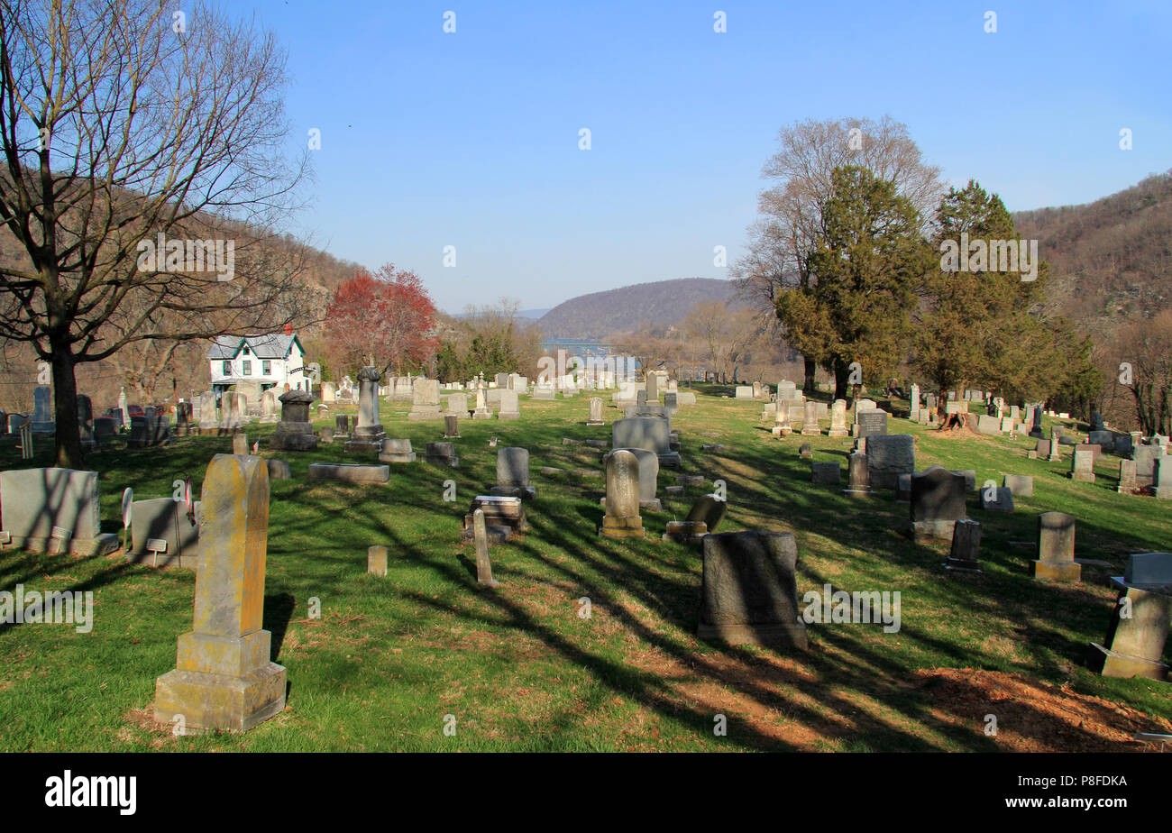 Il cimitero di Harper si affaccia sulla pittoresca città di harpers Ferry e contiene i resti di notevoli figure dalla città molto colorato passato, WV Foto Stock