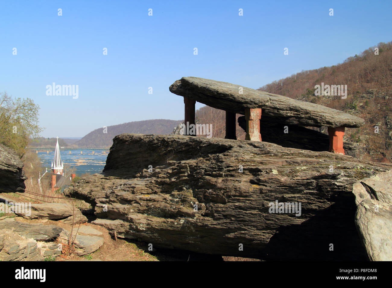 Affacciato sul fiume Shenandoah, Jefferson Rock è un notevole punto di riferimento lungo l'Appalachian Trail, che attraversa harpers Ferry, West Virginia Foto Stock