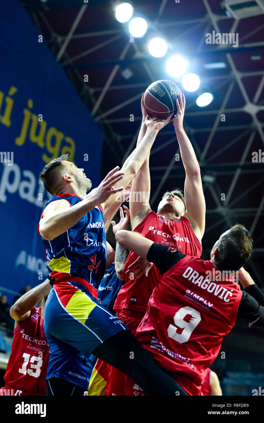 Olvier Stevic capitan del Morabanc Andorra luchando por el balon con Dragovic. Andorra la Vella, Andorra. 31 de marzo de 2018. Liga ACB Endesa. En el Foto Stock