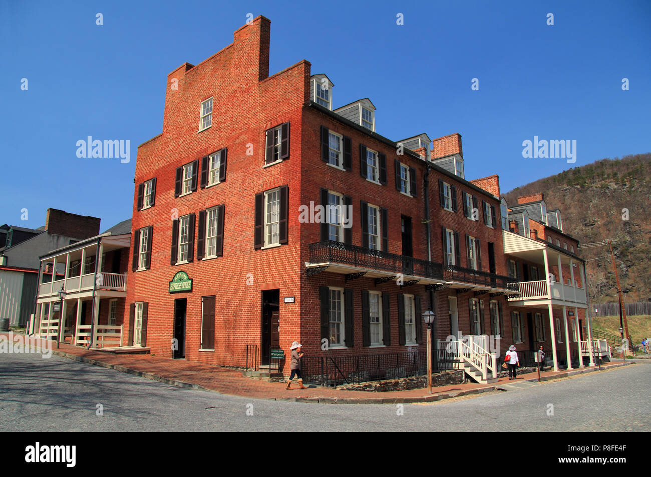 Shenandoah Street in harpers Ferry National Historical Park contiene molte strutture che rappresentano la pittoresca città coloniale di anteguerra e passato Foto Stock