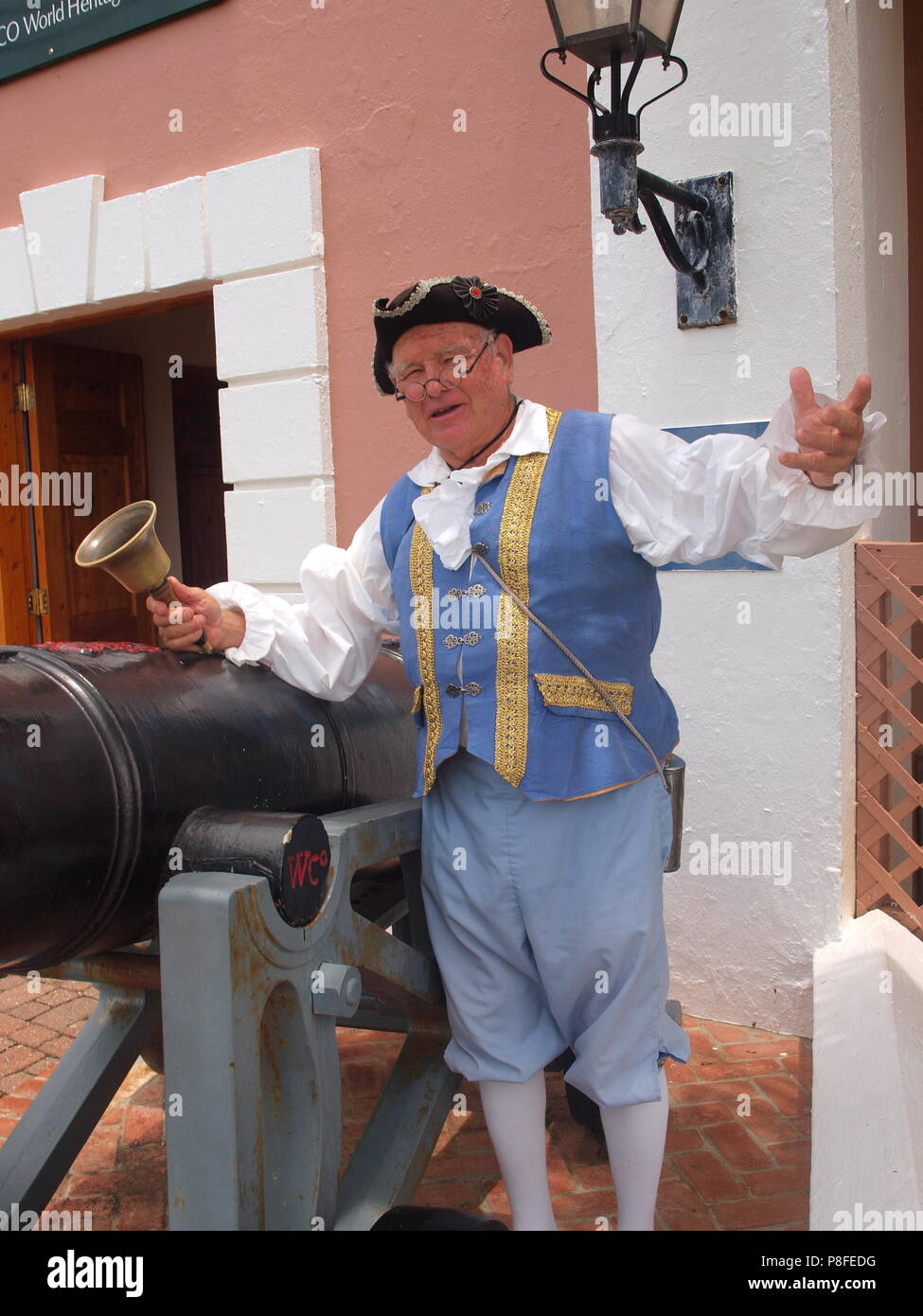 Town Crier in St. Georges, Bermuda. Questo reenactor esegue regolarmente in Kings Square, St. Georges al di fuori del municipio. Foto Stock