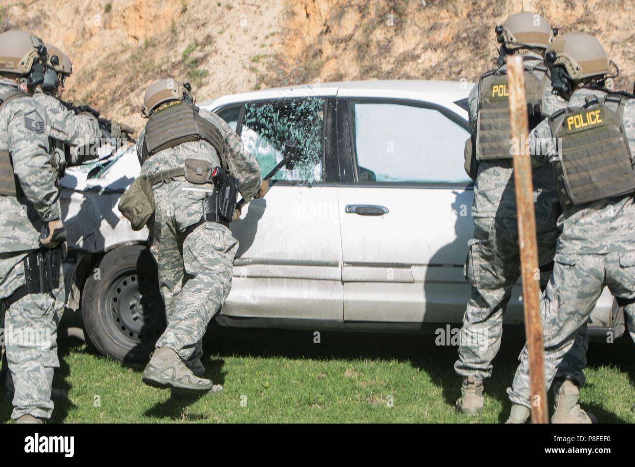 Servizi di emergenza dal team della sicurezza 802nd disponibilità gruppo alla base comune San Antonio-Lackland completare le tattiche e live-fire esercizi di tiro in una località segreta Mar 7, 2018. Gli avieri e i deputati hanno partecipato a 5 giorni di Advanced armi speciali e operazioni tattiche (SWAT) corso di formazione insegnata dai membri dell'Area Alamo Consiglio dei governi regionali di applicazione della legge Academy, che mira a rafforzare la dinamica di risposta incidente tecniche e costruire un'efficace applicazione della legge squadre. Certificati ufficiali come formatori provenienti da i dipartimenti di polizia di tutto lo stato del Texas e gli Stati partner di insegnare il co Foto Stock