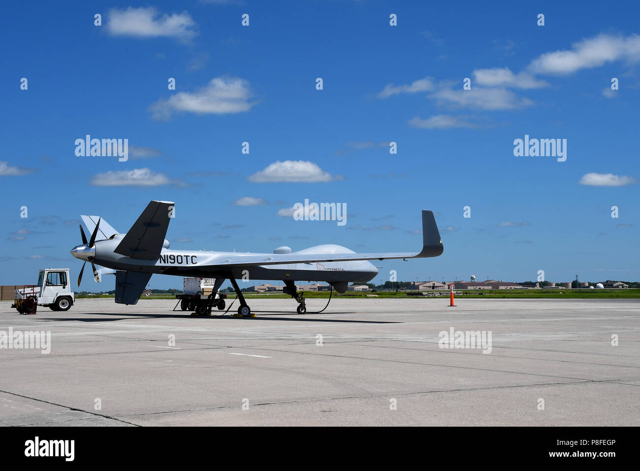 Un mQ-9B SkyGuardian prepara al taxi prima di una storica trans-atlantico volo Luglio 10, 2018, dal Grand Forks Air Force Base in North Dakota, Gloucestershire, Inghilterra. L'alta quota, di lunga durata e senza equipaggio aeromobili effettuato la stima di 20 ore, tre-mille miglia di volo per sostenere la Royal Air Force la celebrazione del centenario. (U.S. Air Force foto di Airman 1. Classe Elora J. Martinez) Foto Stock