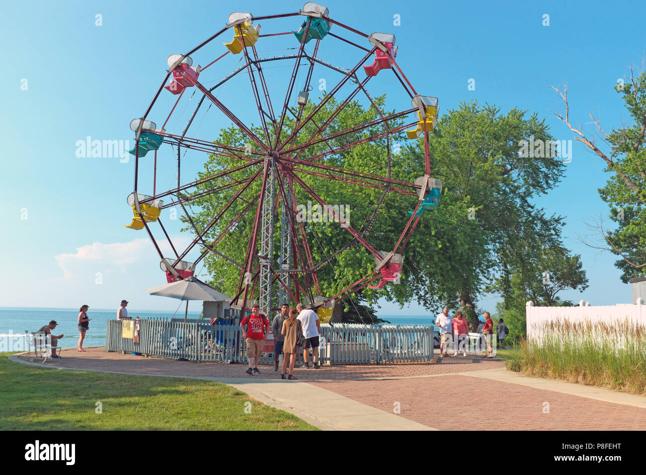 Una vecchia scuola-ruota panoramica Ferris abbellisce il litorale di nordest Ohio resort città di Ginevra sul lago. Foto Stock