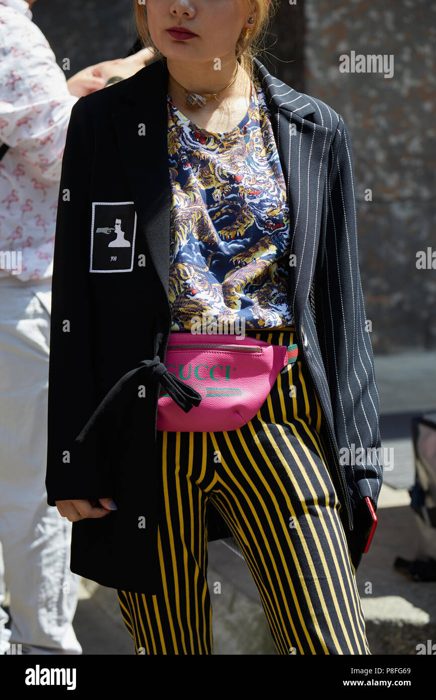 Milano - 16 giugno: Donna con rosa custodia di Gucci e in bianco e nero e  giallo