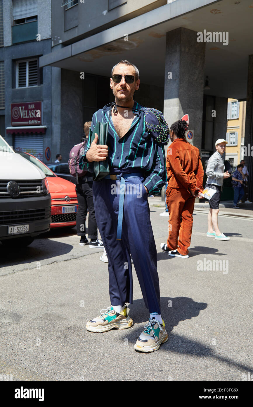 Milano - 16 giugno: l uomo con il blu e il verde listati shirt e Balenciaga  scarpe prima Marni fashion show, la Settimana della Moda Milanese street  style su Giugno 16, 201 Foto stock - Alamy