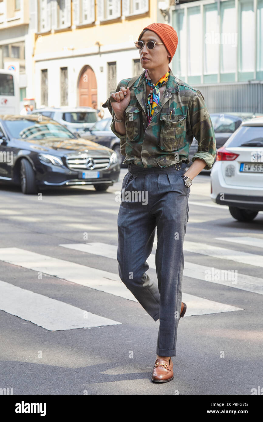 Milano - 16 giugno: l uomo con i colori verde e marrone camouflage giacca e cappuccio arancione prima di Marni fashion show, la Settimana della Moda Milanese street style su Giugno 16, 2018 Foto Stock