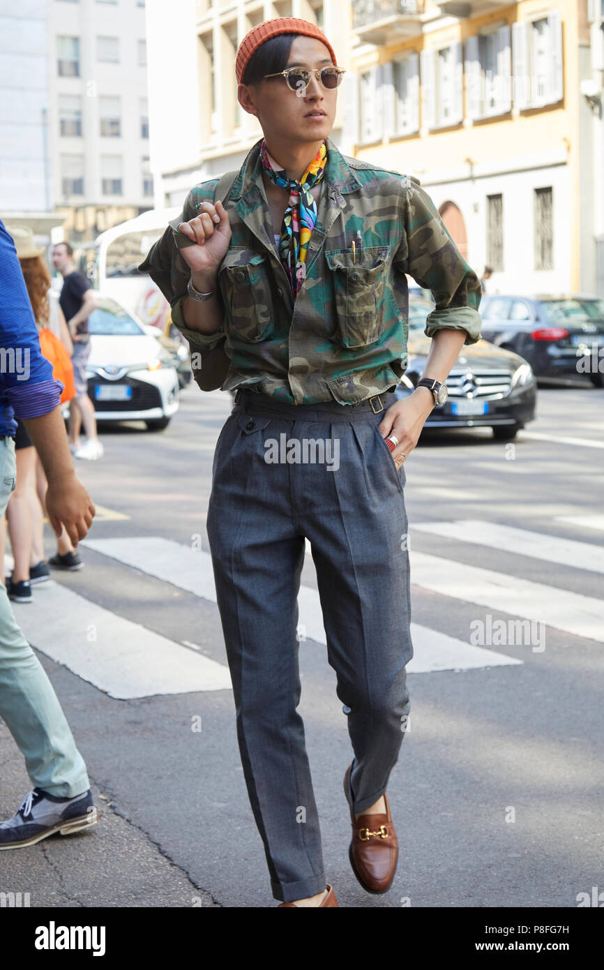 Milano - 16 giugno: l uomo con i colori verde e marrone camouflage giacca e  cappuccio arancione