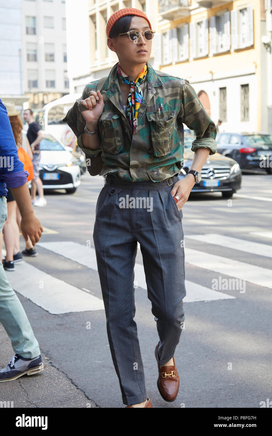 Milano - 16 giugno: l uomo con i colori verde e marrone camouflage giacca e cappuccio arancione prima di Marni fashion show, la Settimana della Moda Milanese street style su Giugno 16, 2018 Foto Stock
