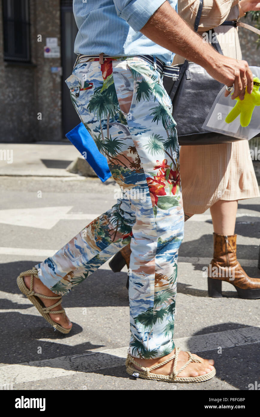 Milano - 16 giugno: Uomo con pantaloni con design tropicale e sandali di  corda prima Marni fashion show, la Settimana della Moda Milanese street  style on June 16, 2018 HO Foto stock - Alamy