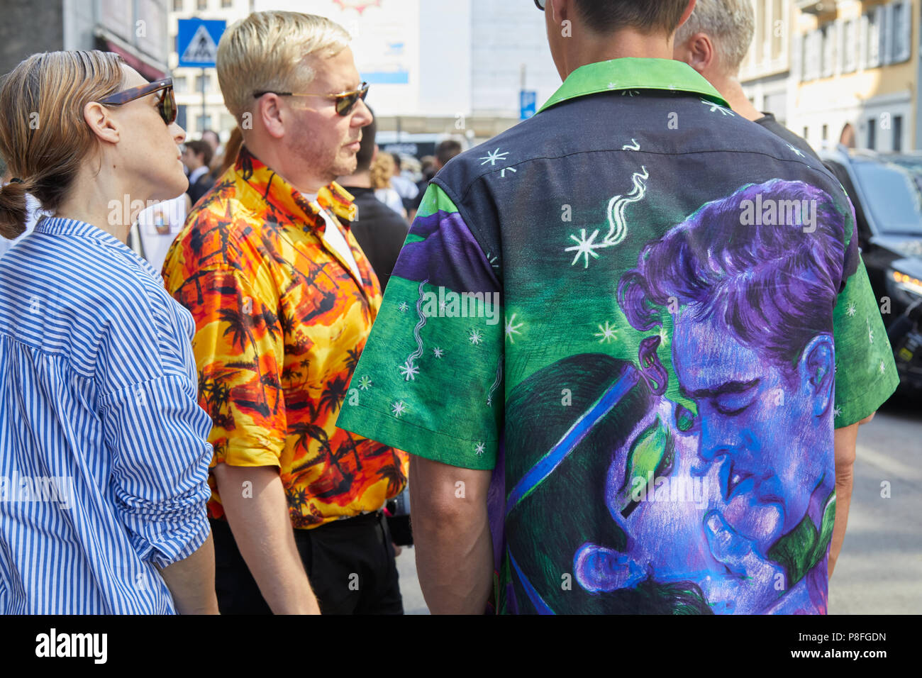 Milano - 16 giugno: Uomo con viola e verde Cleopatra kiss design e uomo di arancio e giallo Maglia con palme prima Marni fashion show, Milano Foto Stock