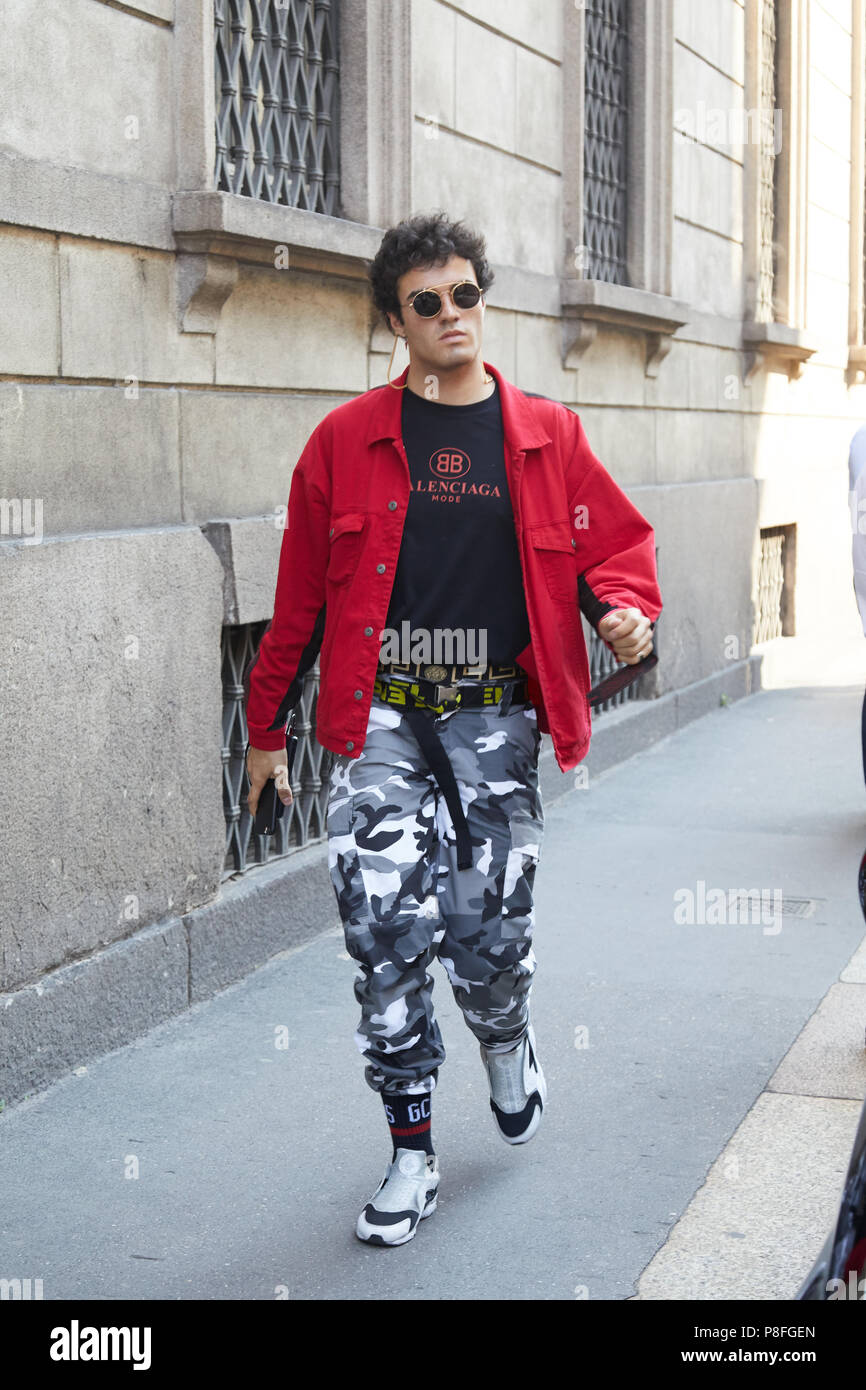 Milano - 16 giugno: Uomo con Balenciaga camicia nera, giacca rossa e bianca  pantaloni camouflage prima di Les Hommes fashion show, la Settimana della  Moda Milanese street s Foto stock - Alamy